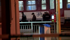 Ďalší poplach vo vlaku pre koronavírus: Agresívneho mladíka vyviezla v putách polícia