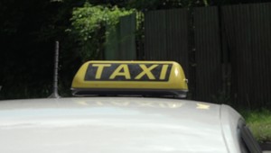 Policajti zobrali taxikárovi vodičák. Test mal ale negatívny