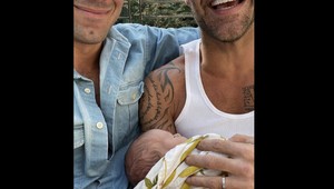 Slávny spevák má ďalšie dieťa! Bábätko vynosila náhradná matka