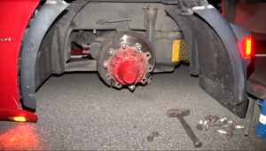 Z kamióna sa počas jazdy uvoľnili kolesá. Trafili dve prechádzajúce autá