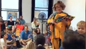 Deťom prišli do škôlky čítať transvestiti, majú ich učiť tolerancii