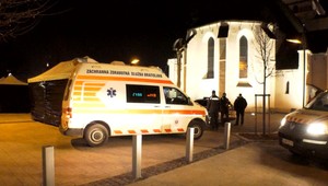 Dvaja mladíci brutálne napadli muža na námestí. Súd rozhodol o ich predbežnej väzbe