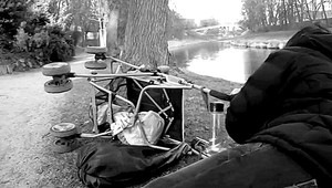 Na mol opitá žena spadla z chodníka na cestu s kočíkom