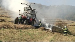 Traktorista nechtiac spôsobil požiar, hrozí mu basa