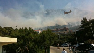 Chorvátske letovisko zachvátili plamene, v ohrození boli aj Slováci