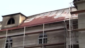 Ničivý požiar vzal trinástim rodinám domov. Pomoc hľadajú u stavebnej firmy