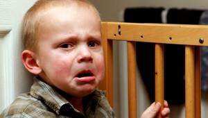 Otrasný prípad. Muž (21) mal kruto týrať vlastného syna (2)