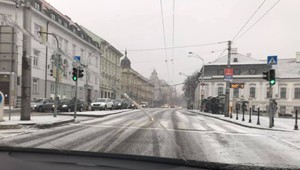 Sneh na západe spôsobuje kalamitu. Niektoré linky MHD nepremávajú