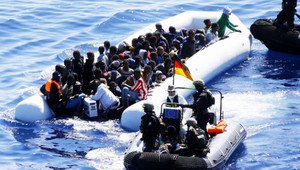 Štyri lode s utečencami sa prevrátili v Stredozemnom mori, hľadajú stovky ľudí