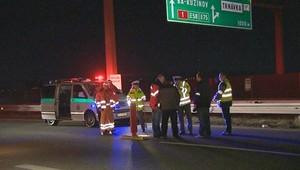 Cez diaľnicu prebiehal muž (†41), zrazilo ho auto