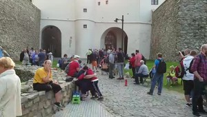 VIDEO: Zberatelia túžobne očakávajú novú 0-eurovú bankovku. Pred bránami Bratislavského hradu sa ich zišlo približne 300