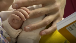 VIDEO: Ako si mamička sama vybrala dieťatko z bruška. V Krompachoch začali s netradičnými pôrodmi