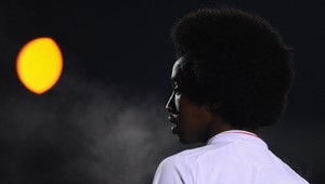 VIDEO. Ali (16) a jeho kúzelná pravačka. Lopta na diaľkové...?