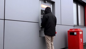 Muž si z bankomatu zabudol vziať peniaze. Tie si vzápätí privlastnil ďalší zákazník