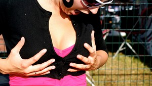 Žene praskli prsia počas letu na dovolenku