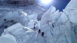Aljaška: Slovenský horolezec spadol do úzkej trhliny v ľade