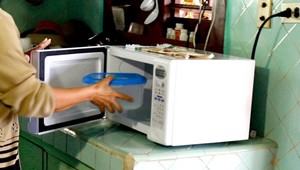 Mladí rodičia vložili bábätko do mikrovlnky. Zapli ju