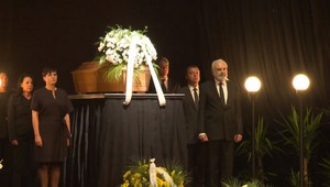 Jednoduchá rakva, uslzené Národné divadlo. Česko sa rozlúčilo s Janom Třískom (†80)