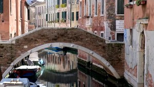 Benátky zavadzajú nový poplatok pre turistov. Za vstup si zaplatíme