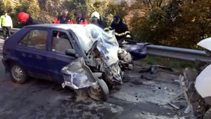 Tragická dopravná nehoda. Vodič prešiel do protismeru a nabúral do dvoch áut