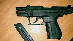 Muž vykopol dvere bytu a vyhrážal sa so zbraňou v ruke