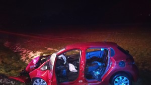 Vodič auta po náraze do betónového stĺpu zraneniam podľahol