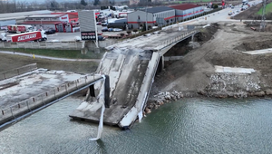 Chirurgická demolácia: Nefunkčný most zničili kontrolovaným výbuchom