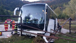FOTO: Na Donovaloch sa autobus zrútil dolu svahom. Vodiča zachraňoval vrtuľník