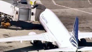 Letuška vypadla zo stojaceho lietadla