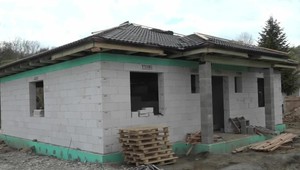 Ľudia sa spamätávajú zo zemetrasenia: Práce idu pomaly a peniaze nemajú