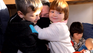 Otec troch detí ostal na výchovu sám, no pre deti je superhrdinom