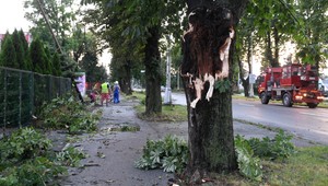 Mimoriadny stav pre búrky platí na viacerých miestach. Pomáhajú aj vojaci
