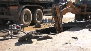 Prasknuté potrubie paralyzovalo mesto: Zatopilo ulice, podmylo cesty, tisíce ľudí zostalo bez vody