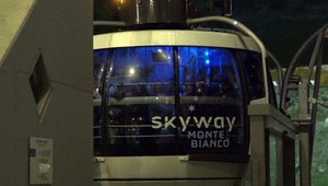 Na Mont Blancu sa pokazila lanovka, uviazlo v nej 110 ľudí