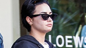 Úplne bez mejkapu, bez príčeskov, a v teplákoch: Spoznávate v tejto žene slávnu speváčku?