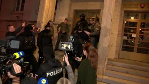 Dušan Dědeček po vyhlásení rozsudku utiekol pred novinármi. Podľa odborníka jeho reakcia nie je prekvapujúca