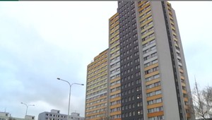 Pätnásťročný chlapec vypadol z okna 19. poschodia, pád ako zázrakom prežil