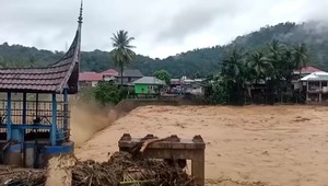 Na indonézskom ostrove si záplavy a zosuvy pôdy vyžiadali najmenej 174 obetí