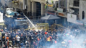 Demonštranti zapálili sídlo srílanského premiéra. Zatiaľ nie je známe, či bol vo vnútri