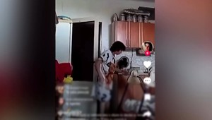 Úrady preverujú matku zo Šale. Na sociálnych sieťach vulgárne nadávala vlastným deťom a naživo to vysielala