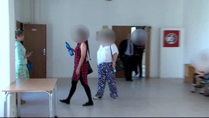 Otec policajt a dcéra policajtka zaútočili na pár v hypermarkete