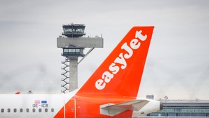 Lietadlo meškalo 12 hodín. Na palube bola mŕtva pasažierka, ktorú prepašovala rodina