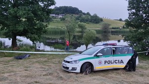 V rybníku sa topili dvaja ľudia. Ženu sa podarilo zachrániť, muž zmizol pod hladinou