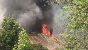 Požiar v Kremnici: Rodinný dom je v plameňoch, na mieste zasahujú hasiči