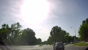 VIDEO: Zbesilá jazda mestom. O živote chodca rozhodovali centimetre