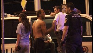 ZÁZNAM: Opitý muž pobavil policajtov, vyzliekol sa...