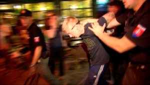 Lietajúce poháre a päste. Muži v kuklách napadli turistov