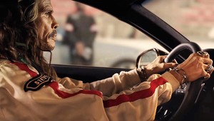Legendárny spevák Aerosmith cestuje časom v reklame na Kiu Stinger