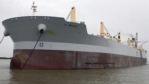 Supertanker sa púsťa do boja s ropnou katastrofou