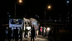 Bomba pri autobuse v Gíze zabila štyroch ľudí. Vláda podnikla razie u radikálov
